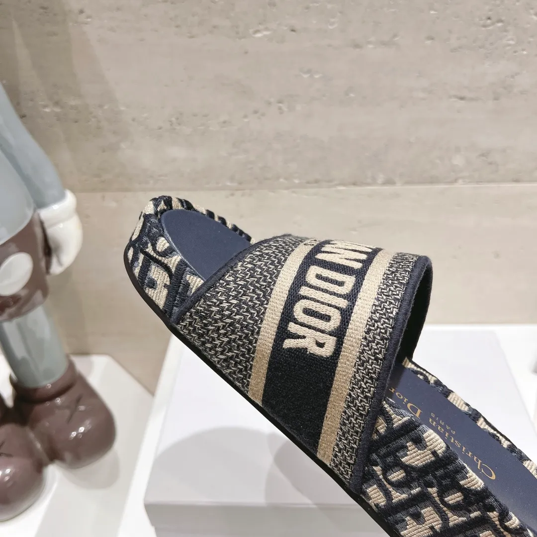 👟👟Ex-factory price 400👟👟 Women's shoes, women's clothing DIOR Dior early spring new letter rust thick-soled slippers▪️ ✅What we sell is sheepskin foot pads~ ✅Reject the low-priced version in the market❌ ✅High-end quality, welcome to inspect and compare with three 👏 ✅Beautiful wedge-heeled thick-soled slippers, which make the feet slimmer and longer than the flat bottoms ✅The benefits for petite girls are here❤️ ✅It is also a must-have for daily travel and home. You can wear it however you like regardless of the occasion. The color is super beautiful! No need to worry about any dress code ✅The outsole is designed with a non-slip and wear-resistant backing, so you don’t have to worry about rain on rainy days 👉Size: 34-40 yards (custom-made sizes 34, 40 and 41 are non-refundable)